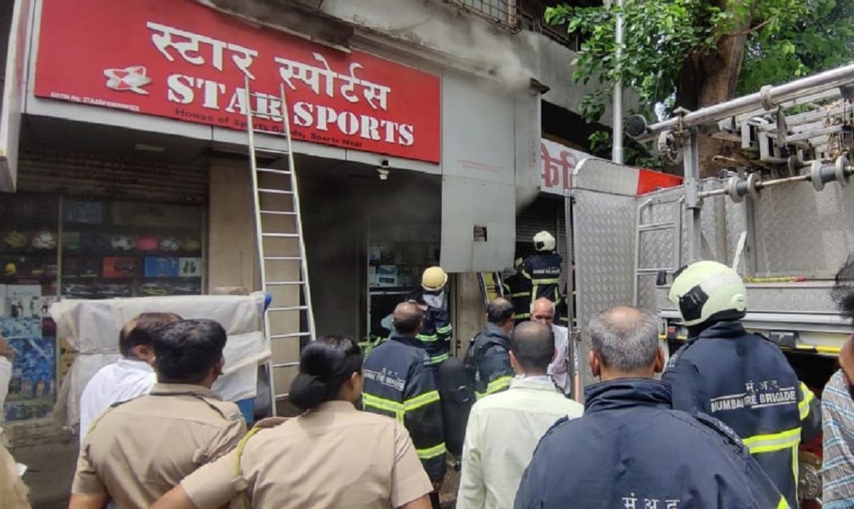 Mumbai: Fire breaks out in sports equipment shop in Dhobi Talao