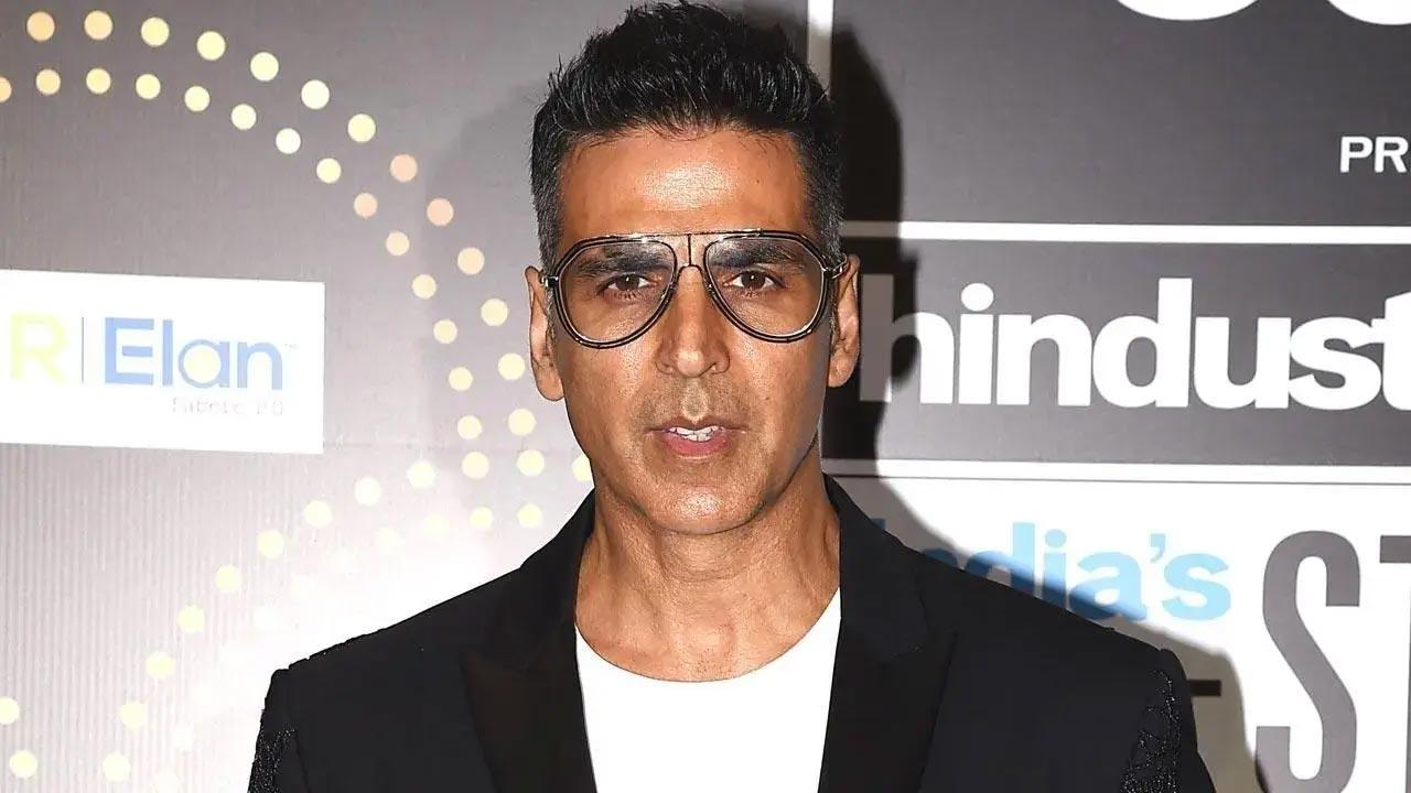 Akshay Kumar greets fans as he arrives in Sitapur to shoot for Sky Force