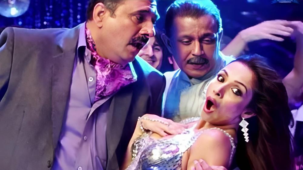 Anarkali Disco Chali - Housefull 2 (2012): Malaika Arora's dance in this song is a blend of fun and energy. 