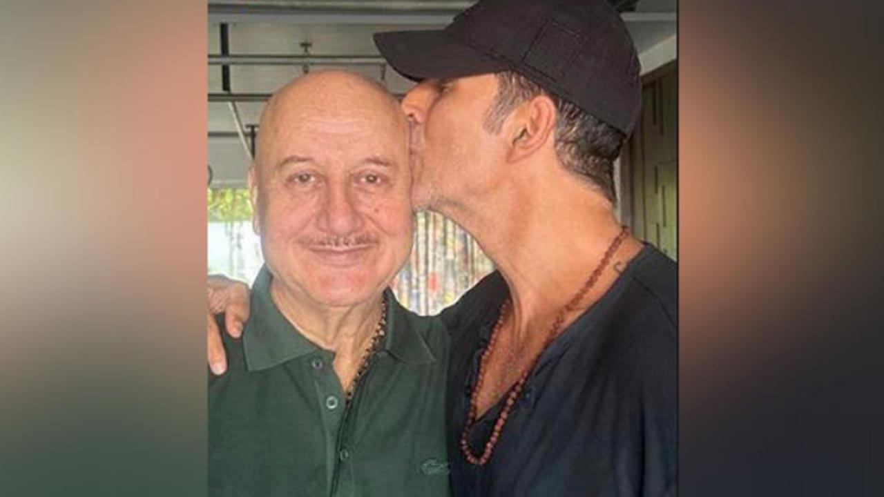 Akshay Kumar plants a kiss on Anupam Kher's forehead during cute 'Special 26' mini reunion
