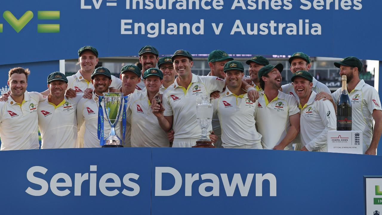 Australia cricket team celebrates retaining the Ashes urn (Pic: AFP)