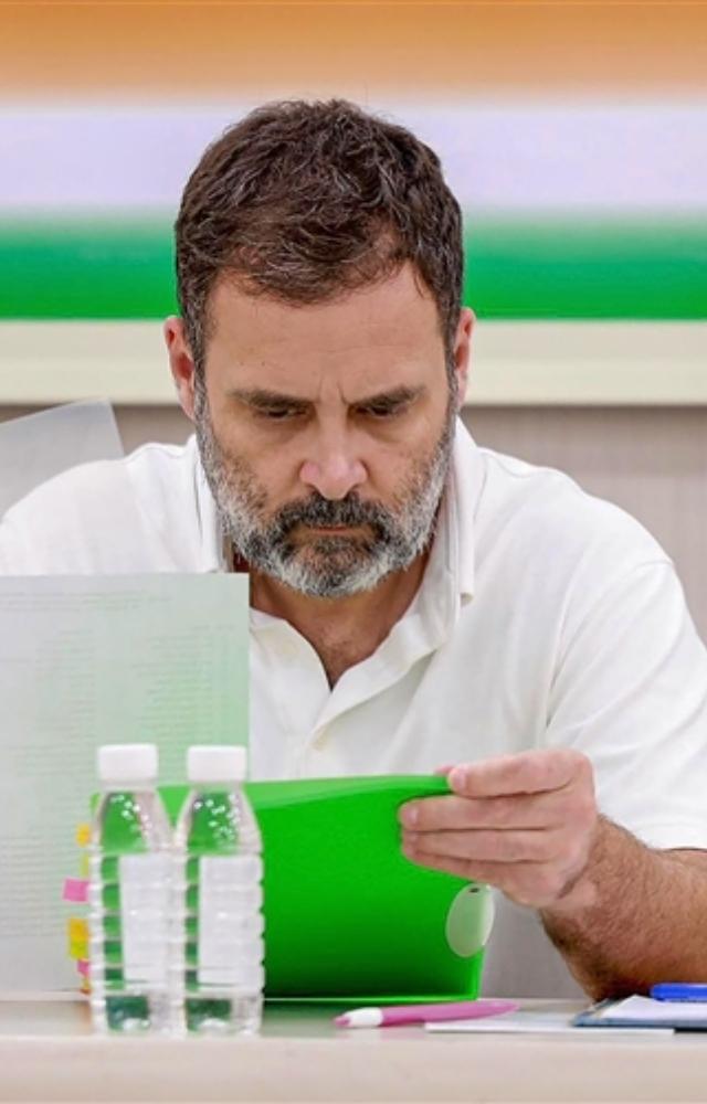Rahul reached Leh airport on august 17 and was welcomed by a huge number of Congress supporters