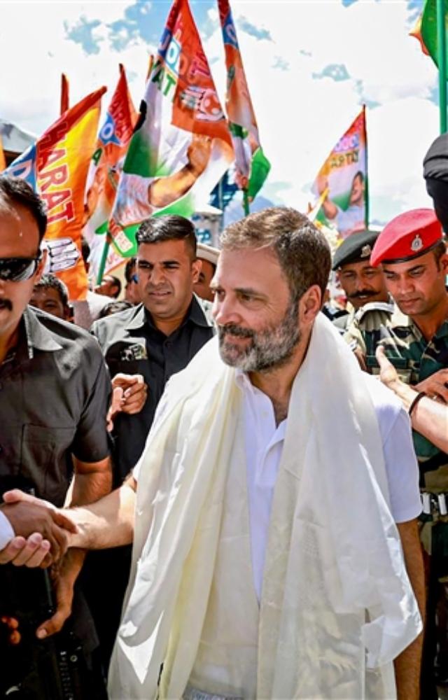 Rahul reached Leh airport on august 17 and was welcomed by a huge number of Congress supporters