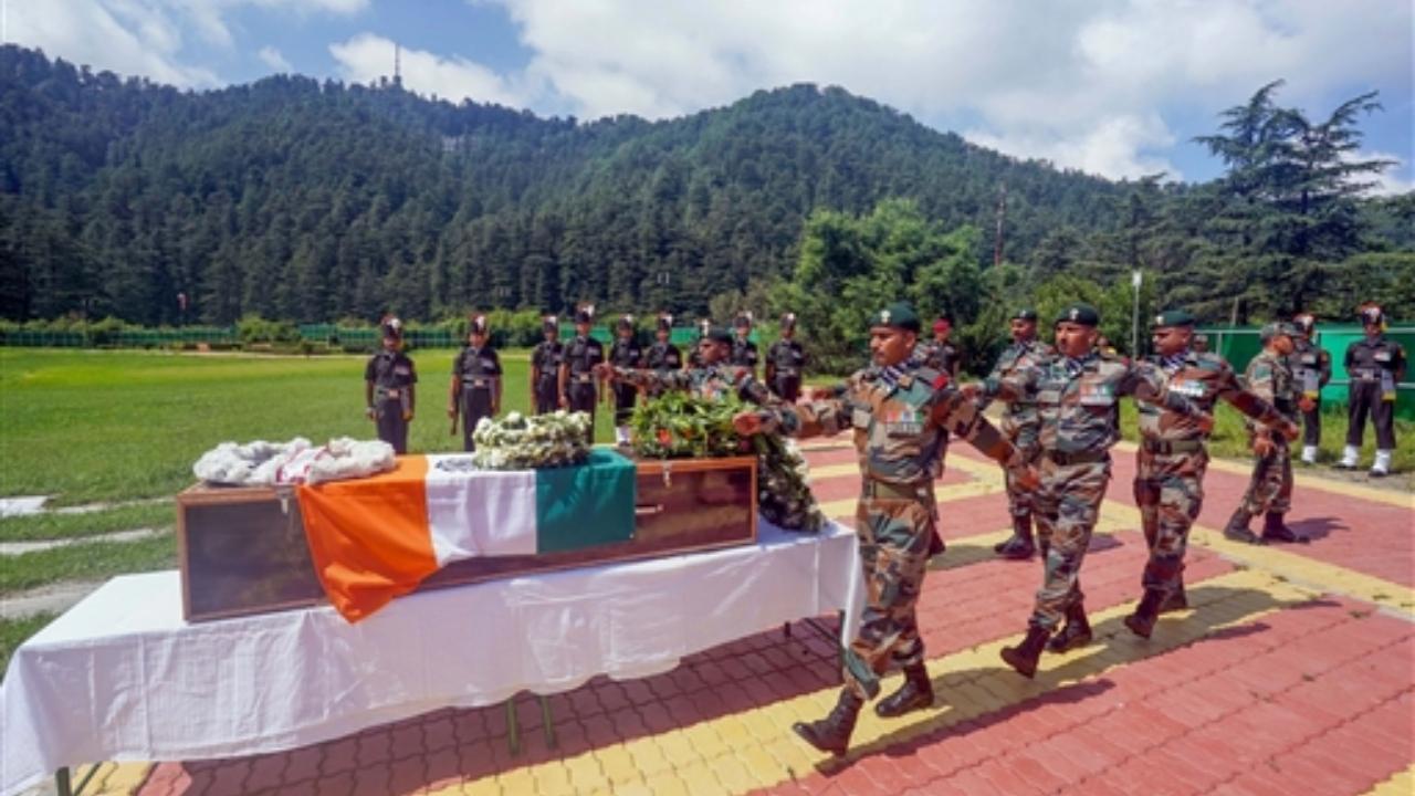 Leh-based Defence Public Relations Officer (PRO) Lt Col P S Sidhu said the mortal remains of the soldiers were flown to Chandigarh after the wreath-laying ceremony