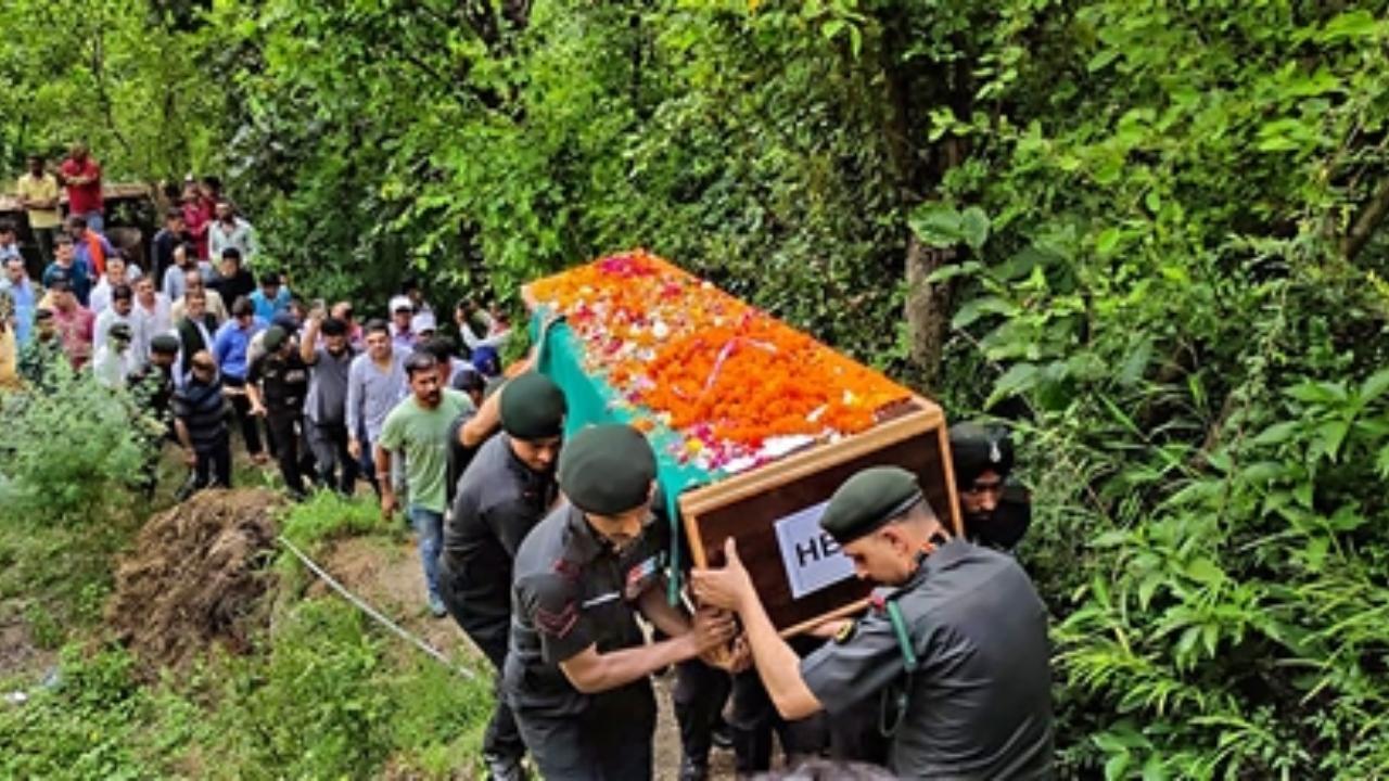 Army jawans carry the mortal remains of the Havildar Vijay kumar, who was killed in a road accident in Ladakh, at his native village Nehra in Shimla (PTI)