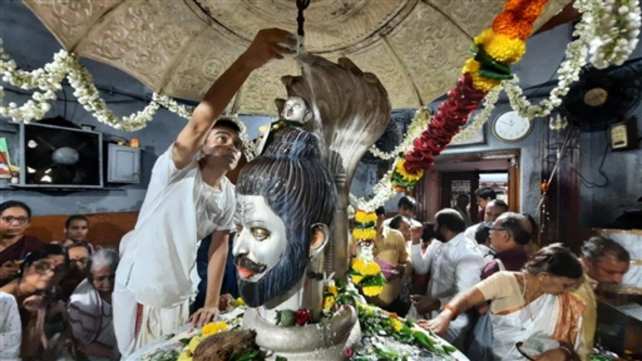 Devotees offer prayers at Lord Shiva temple on the occasion of 'Nag Panchami', in Thane