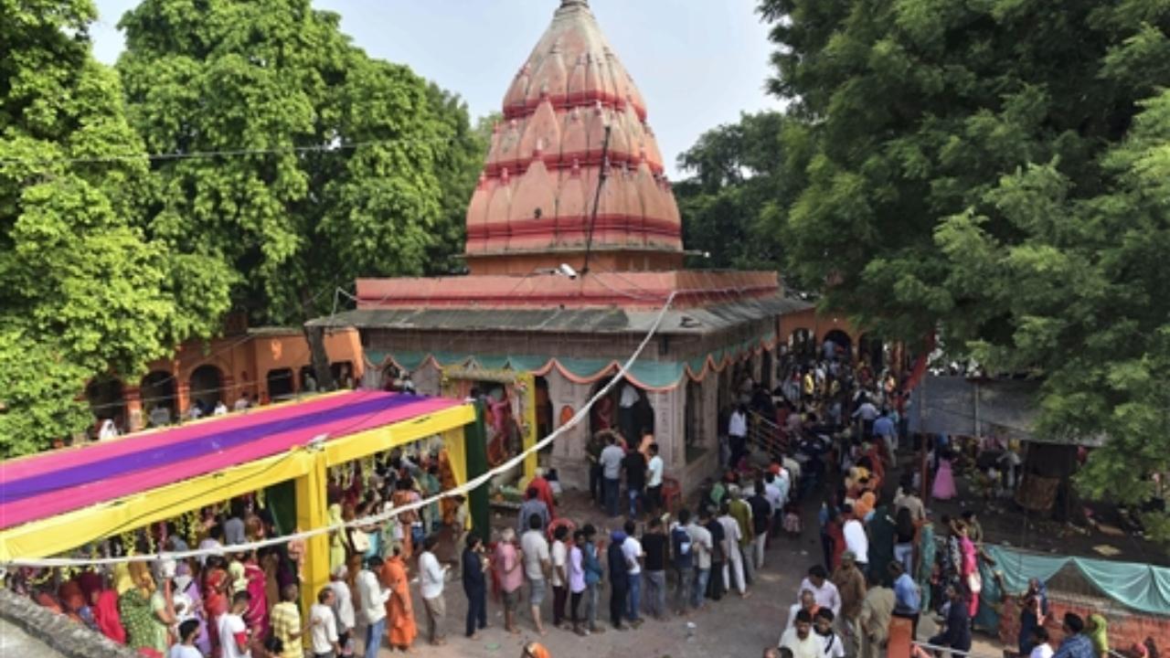 People queued up since the early hours to seek the blessing of Lord Shiva and Nag Vasuki at the temple entrance