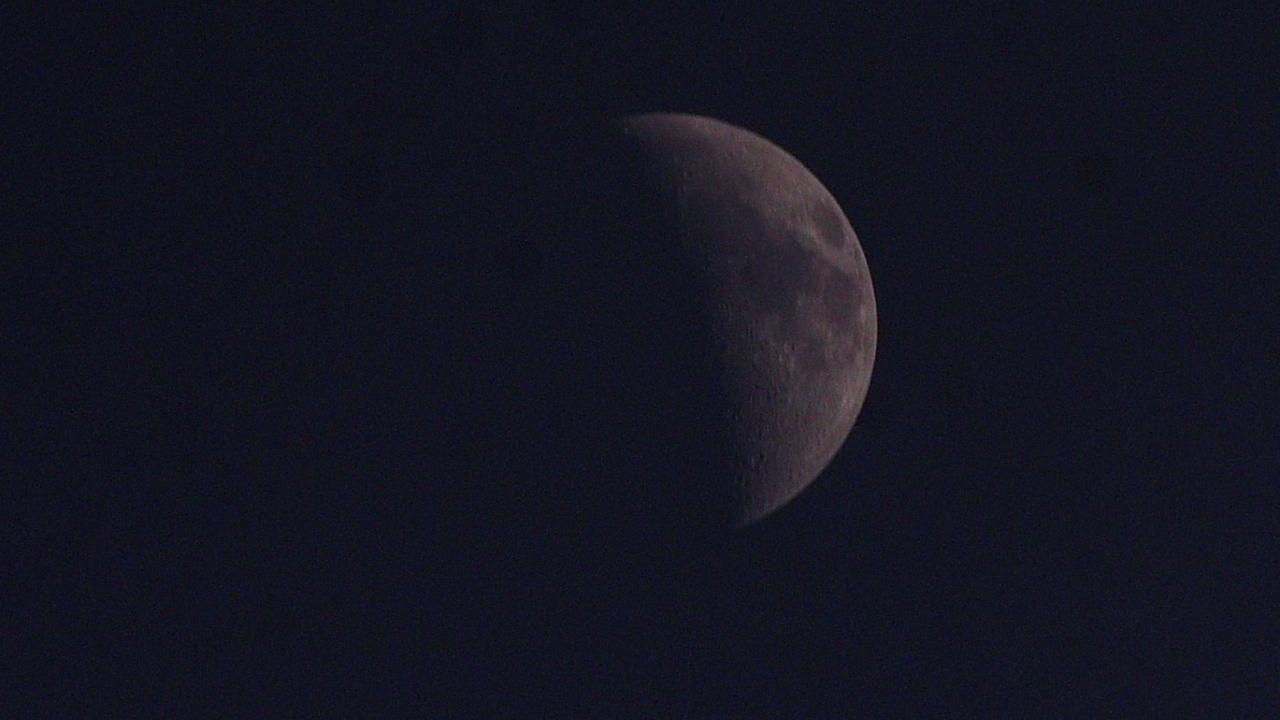 A glimpse of moon sighted from Mumbai during The Chandrayaan-3 soft landing (Pic/Pradeep Dhivar)