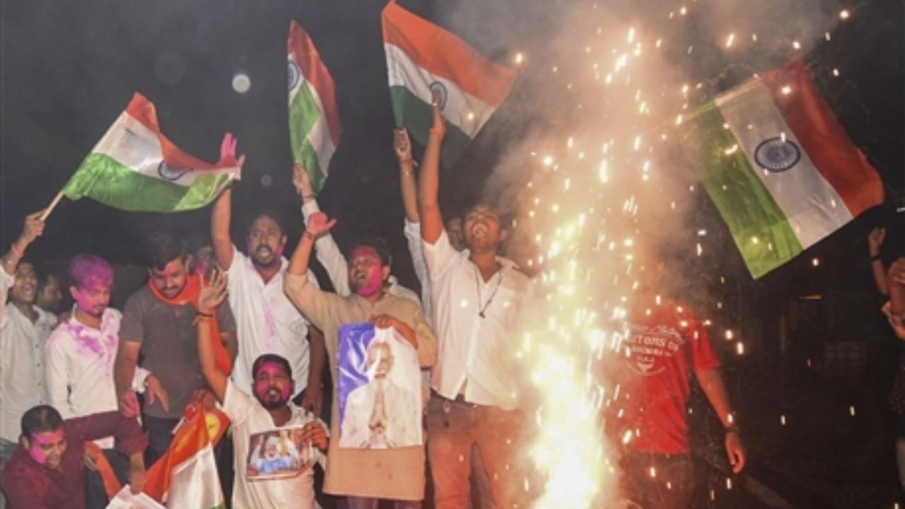 People celebrate the successful soft landing of ISRO’s Chandrayaan-3 on the surface of the Moon, in Patna (Pic/PTI)