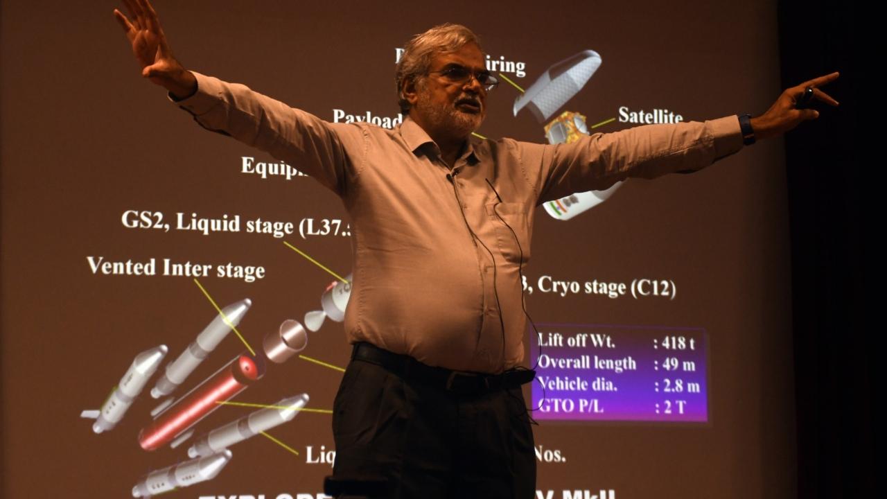 In Mumbai, Prof MN Vahia explains the Chandrayaan-3 soft landing in detail at the Nehru Science Centre. (Pic/Ashish Raje)