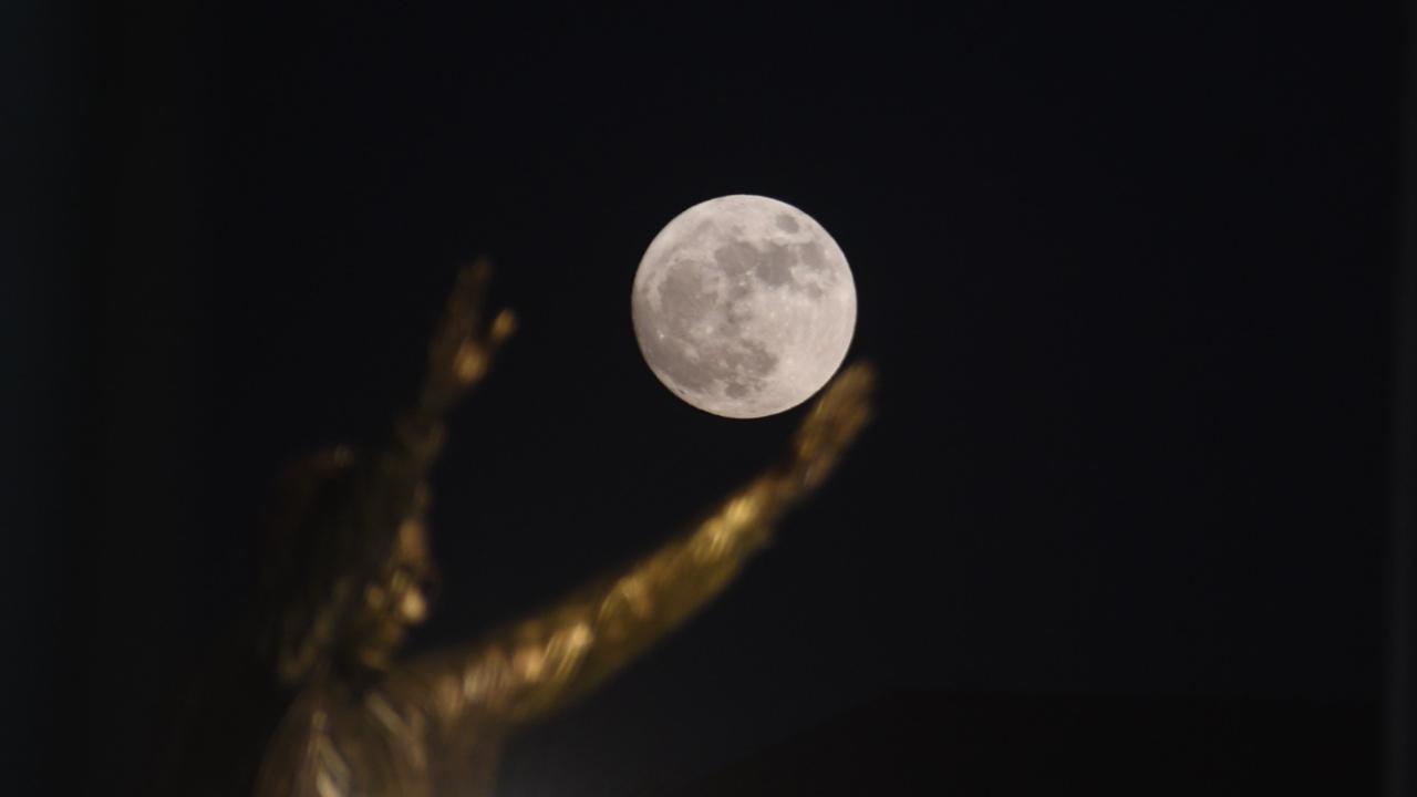 According to ANI report, the supermoon also casts 30 per cent more light on Earth compared to the dimmest full Moon (Pic/Ashish Raje)