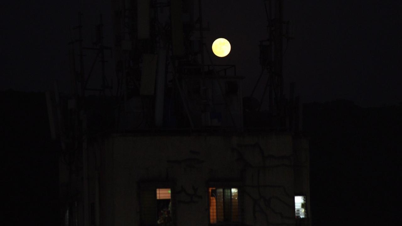 The Super Moon was seen near Parsik hill from the foot-over-bridge at Kalwa railway station in Thane on August 30, 2023 (Pic/Satej Shinde)