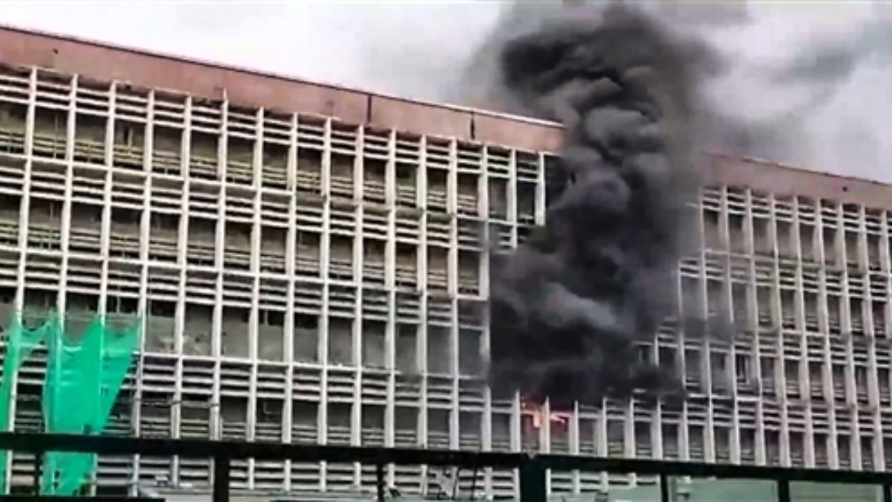 IN PHOTOS: Fire breaks out in endoscopy room of AIIMS Delhi, no causalities