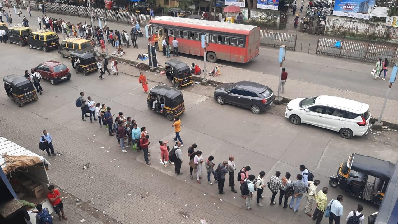 BEST arranged MSRTC buses for the convenience of the commuters who were standing in the long queues due to the ongoing contract workers' strike (Pic/Satej Shinde)
 