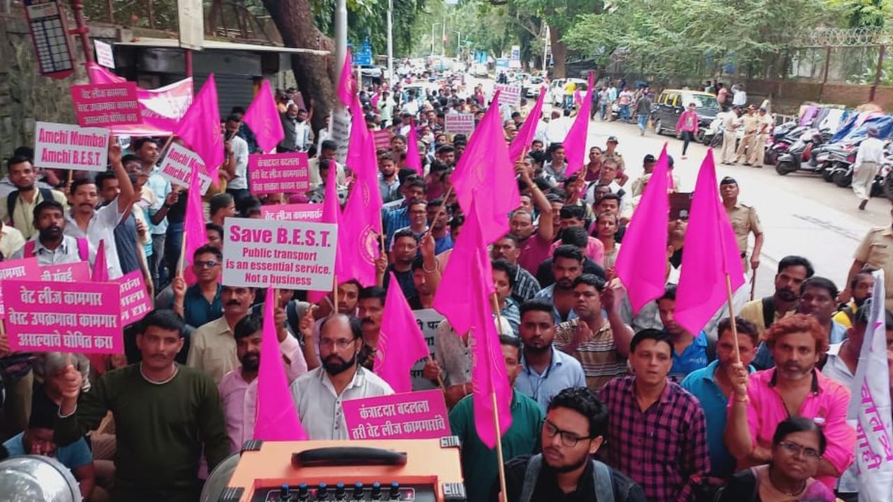 BEST contract workers are on strike outside Wadala BEST Depot Pic/Sameer Abedi
