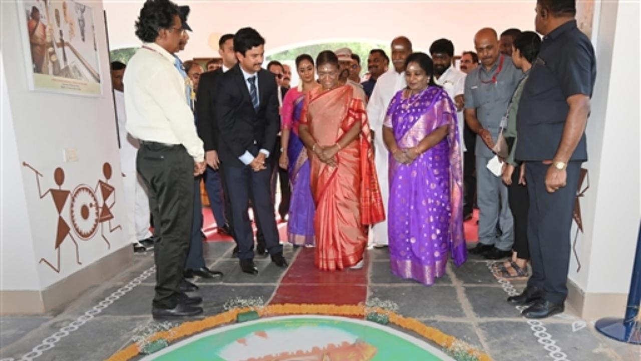 President Droupadi Murmu at an exhibition of handicrafts, at Murungappakkam near Puducherry
 