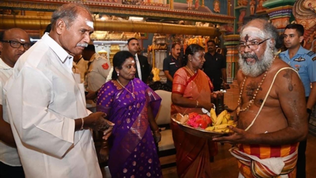 President Droupadi Murmu at Thirukanchi Ganga Varaha Nadeeswarar Temple, in Puducherry
 