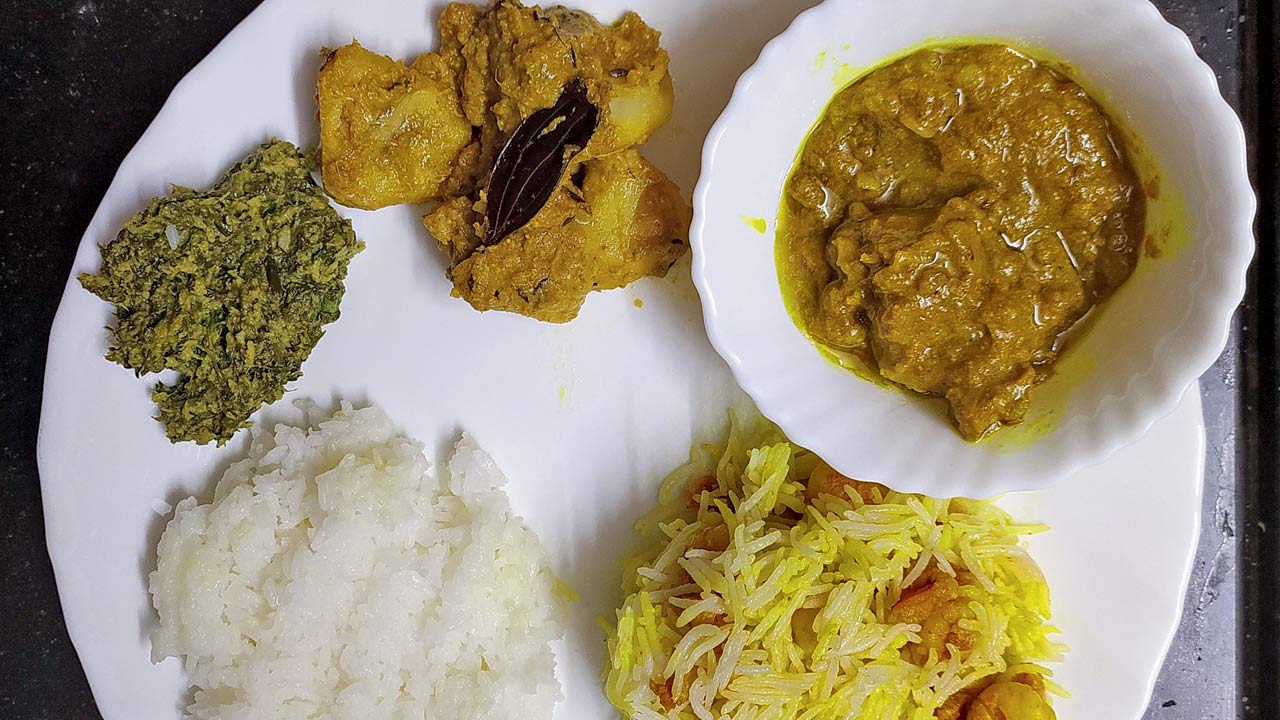 Palong Shak Bhate; Kachkolar Hingi; Pathar Bangla; Chingri Diye Bhat Bake; Rice
