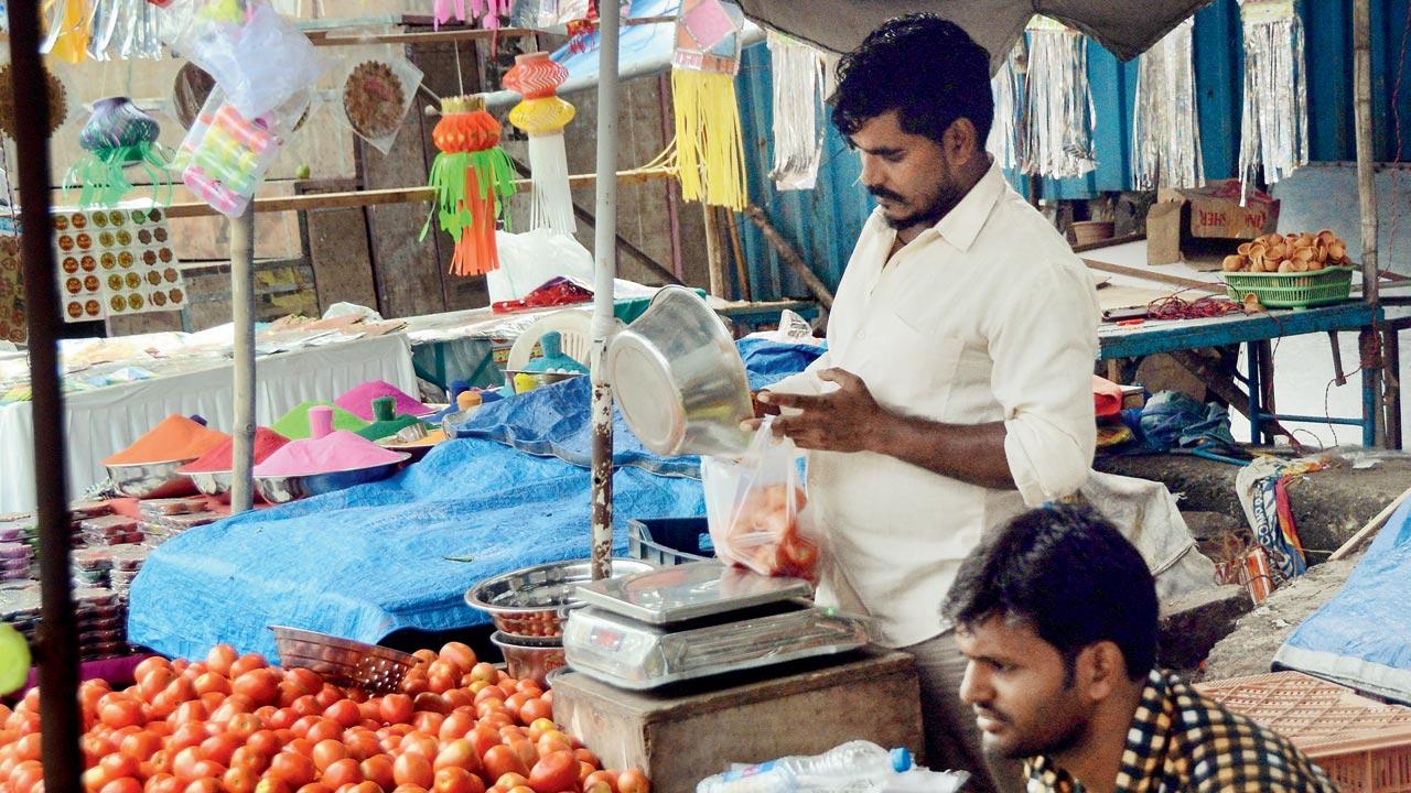 Shopkeepers using plastic bags in Goregaon on 19 October 2022. File pics/Sayyed Sameer Abedi