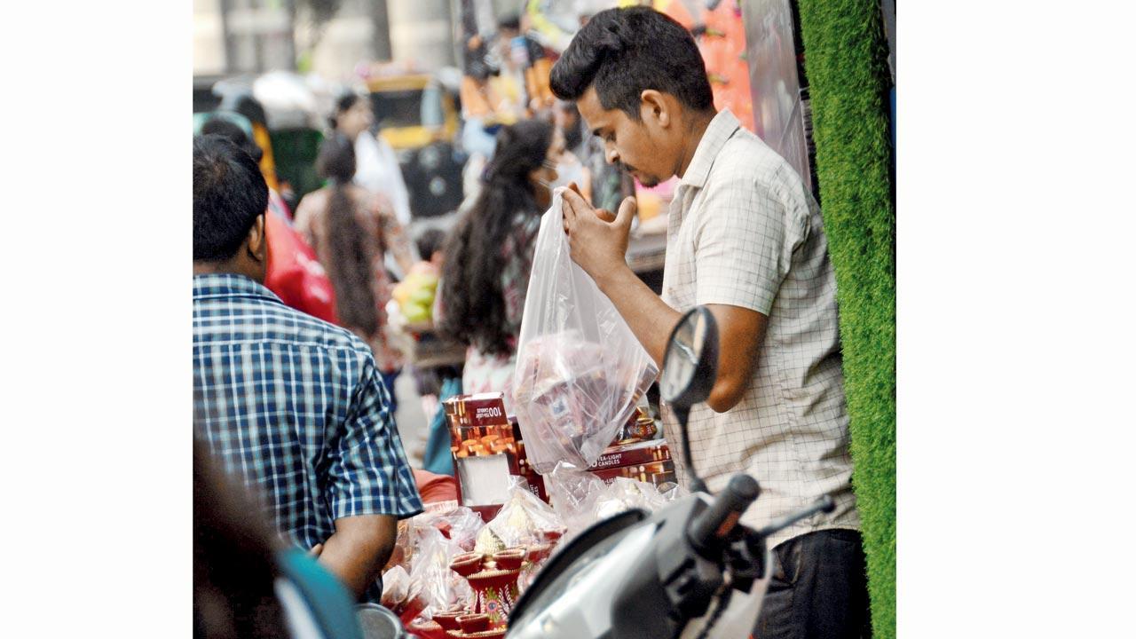Mumbai: BMC gets ready to come after you, vendors using banned plastic bags