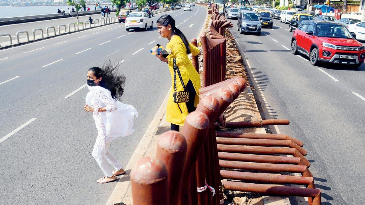 Mumbai: BMC throws another obstacle for Marine Drive jaywalkers