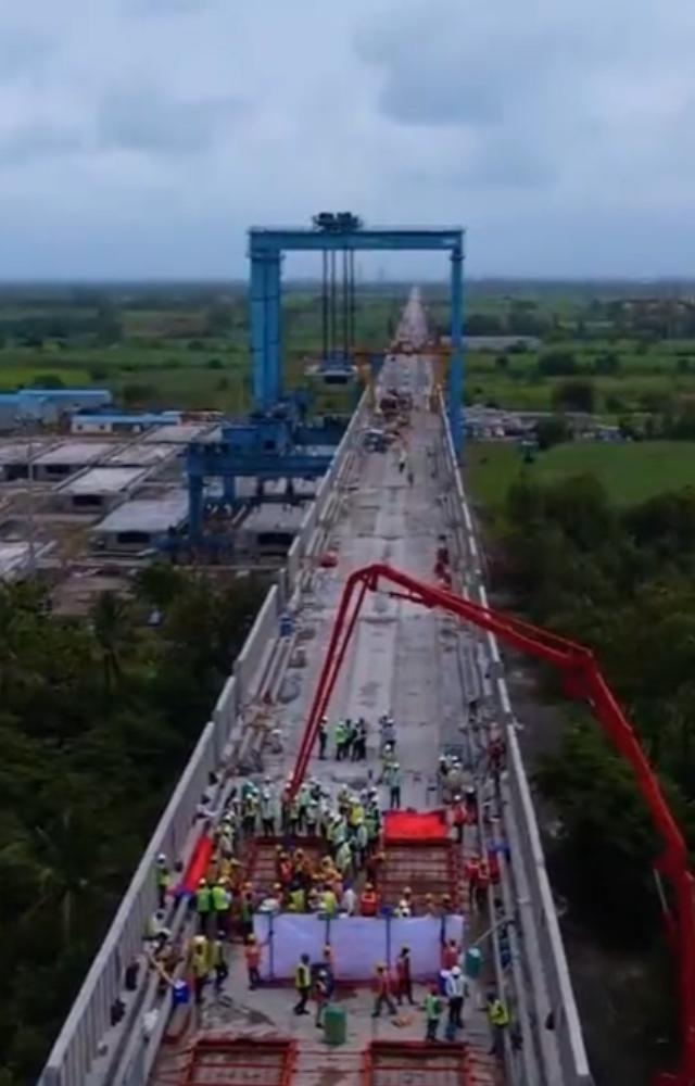 While the traditional or ballasted track comprises rail fixed to sleepers supported by crushed stones, the bed is composed of reinforced concrete (RC)