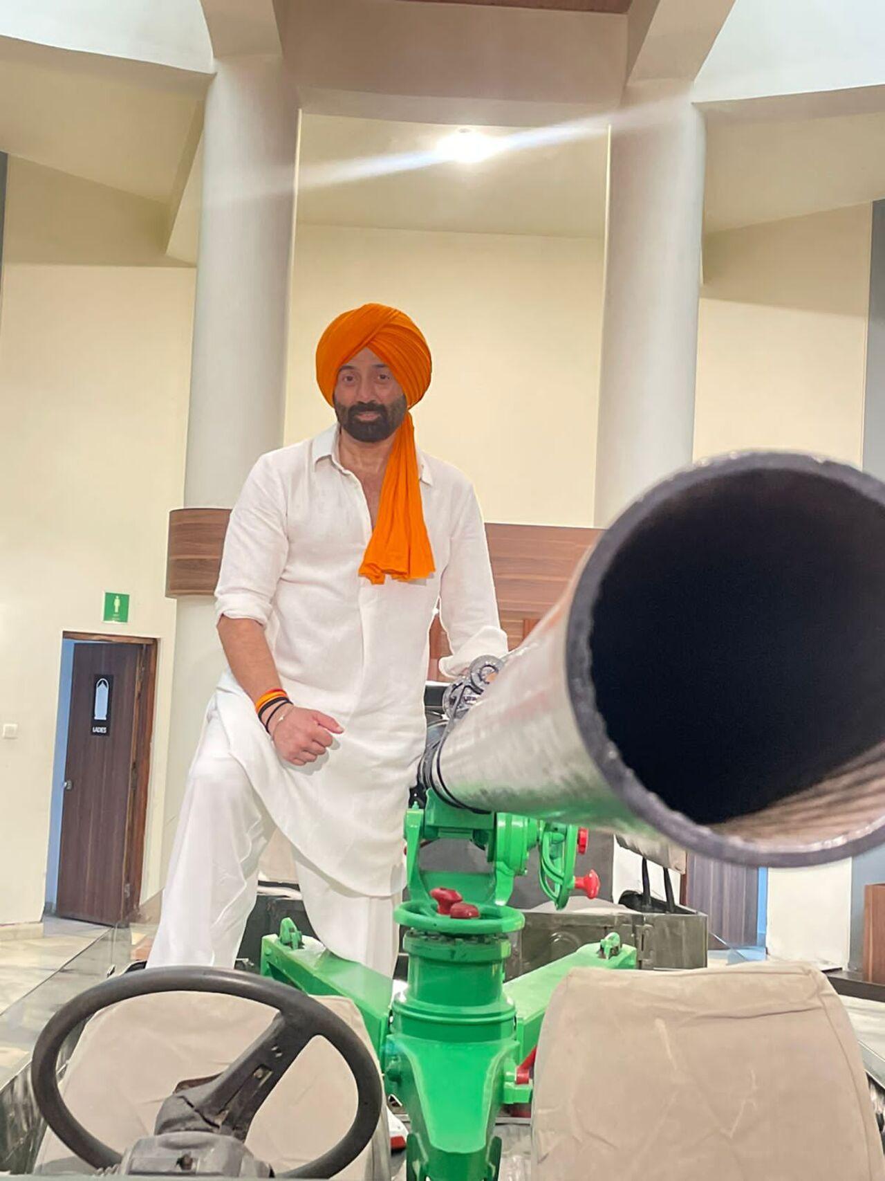 Dressed in a white kurta pajama and orange pagdi, the actor posed alongside a cannon