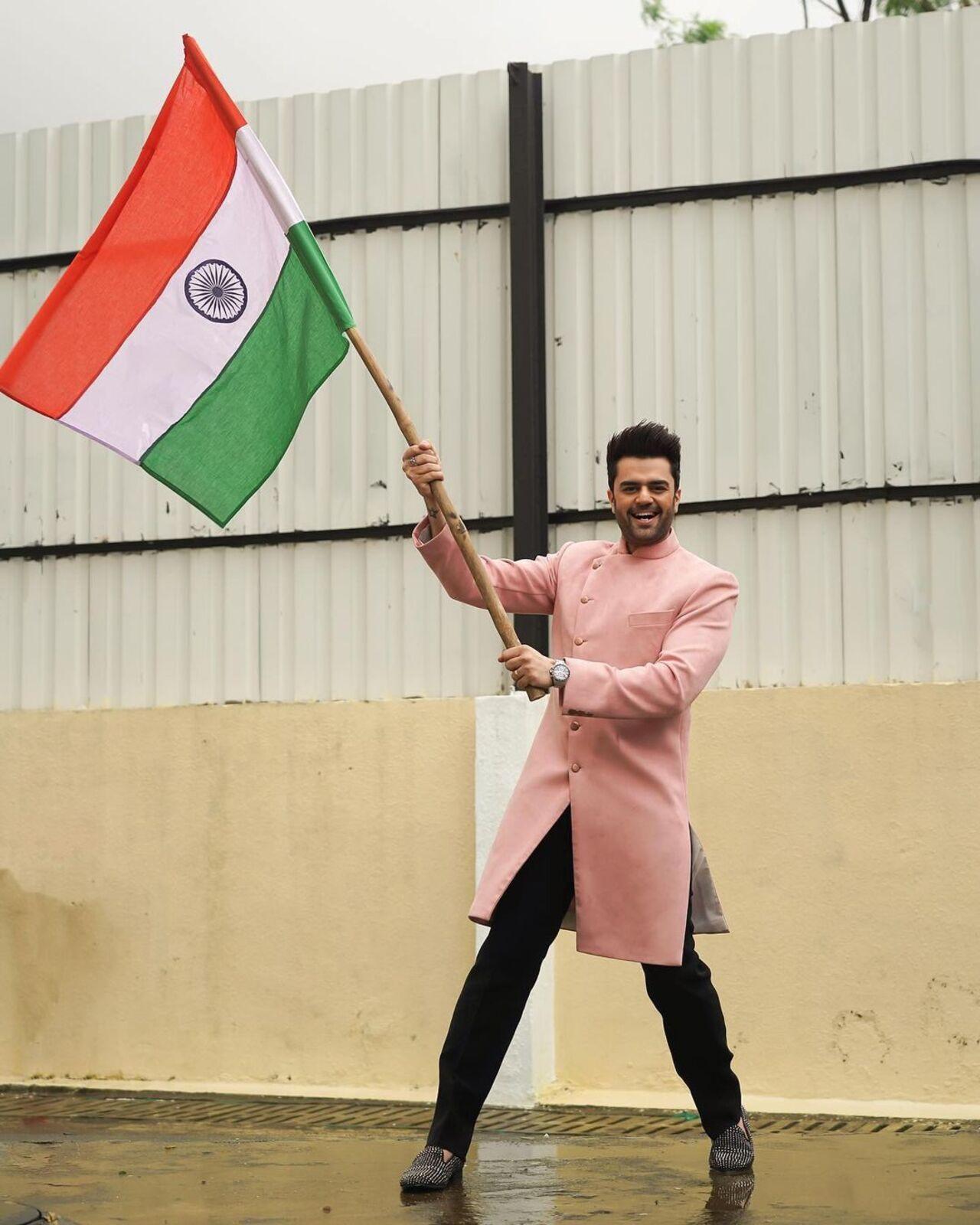 Maniesh Paul shared a picture of himself waving the Indian tricolour with immense pride