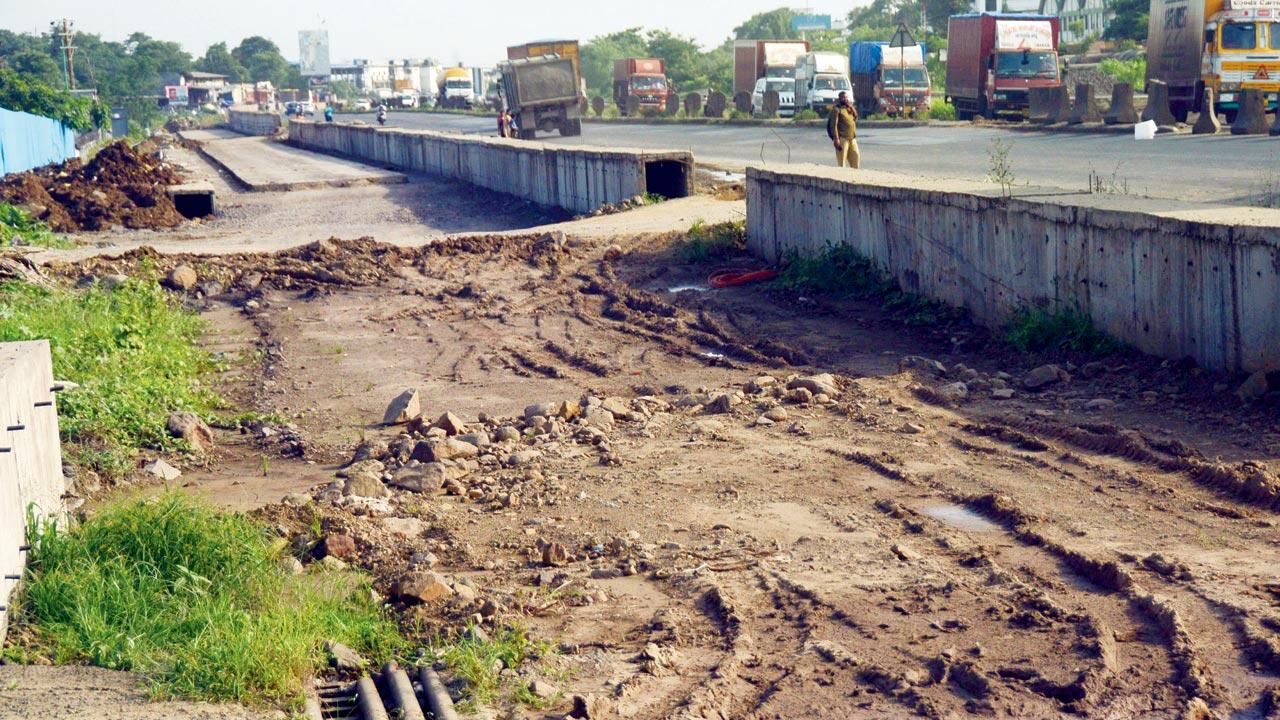 Bad roads on the Mumbai-Nashik Highway between Vadpe and Thane On August 30. Pic/Sayyed Sameer Abedi
