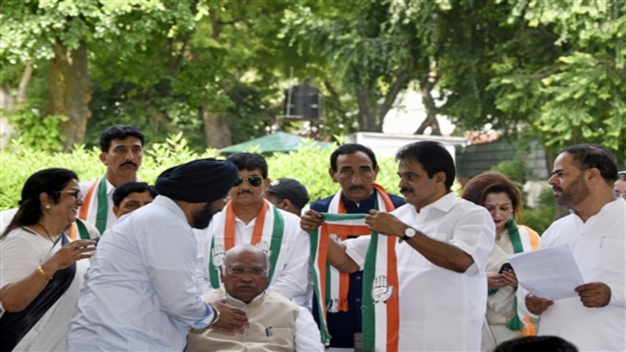 Congress president Kharge, AICC general secretary in-charge organisation K C Venugopal, AICC in-charge of state Rajani Patil and Jammu and Kashmir Congress chief Vikar Rasool Wani were also present on the occasion.