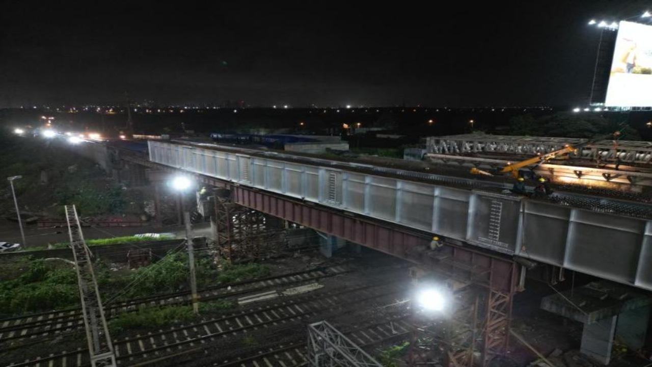 Mumbai: Two crucial bridges on Central Railway make strides ahead