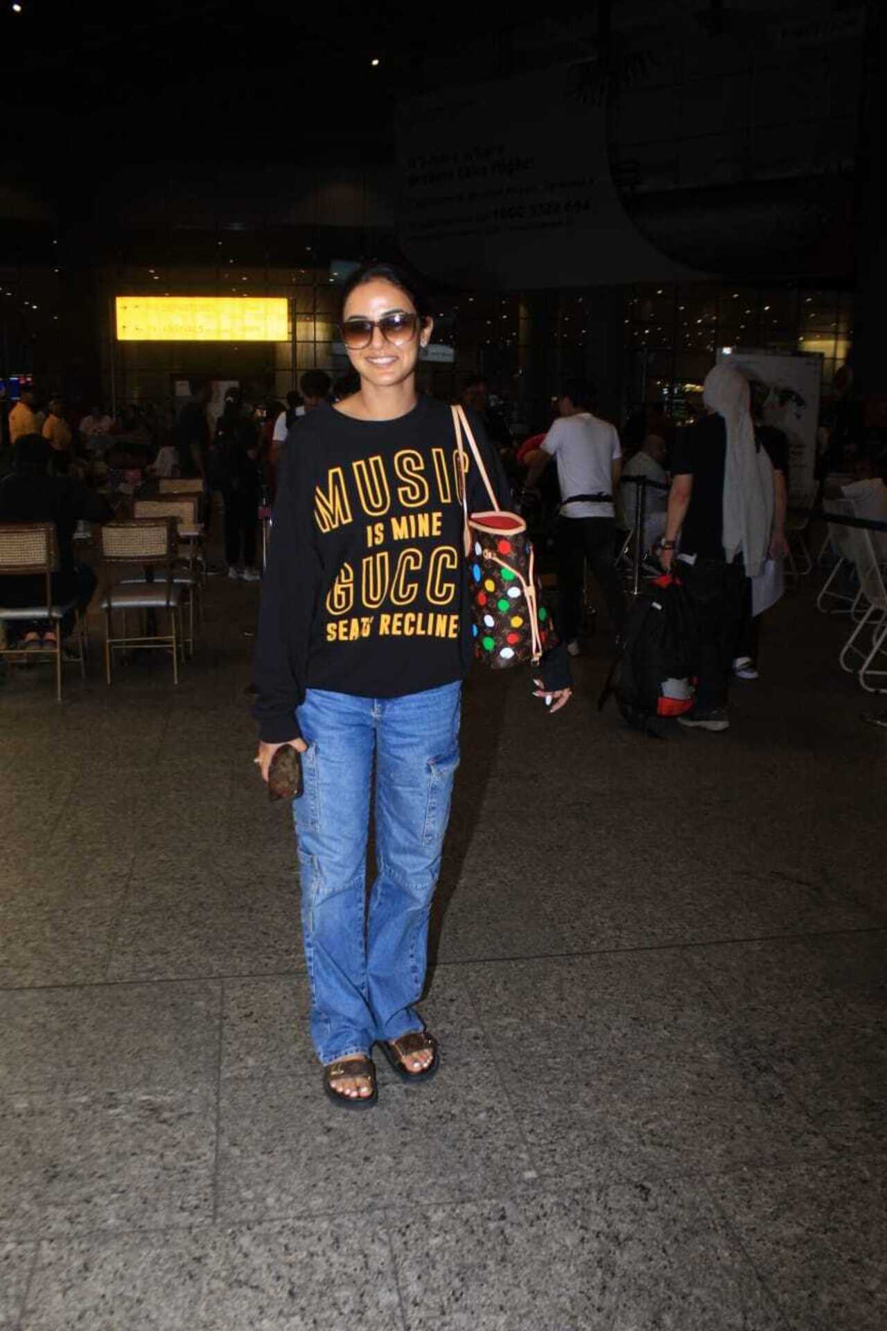 Jasmin Bhasin was clicked at the airport. The actress looked cute in an oversized sweatshirt and blue pant