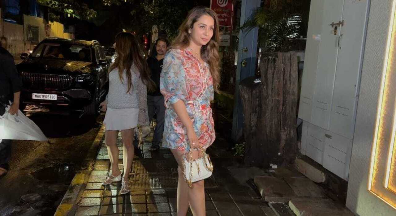Sonakshi  was seen at the screening in a beautiful printed dress