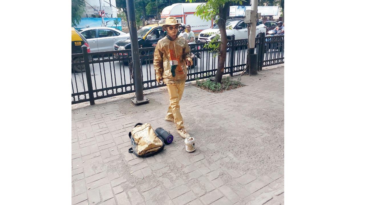 Is he for real or is that a statue? 
