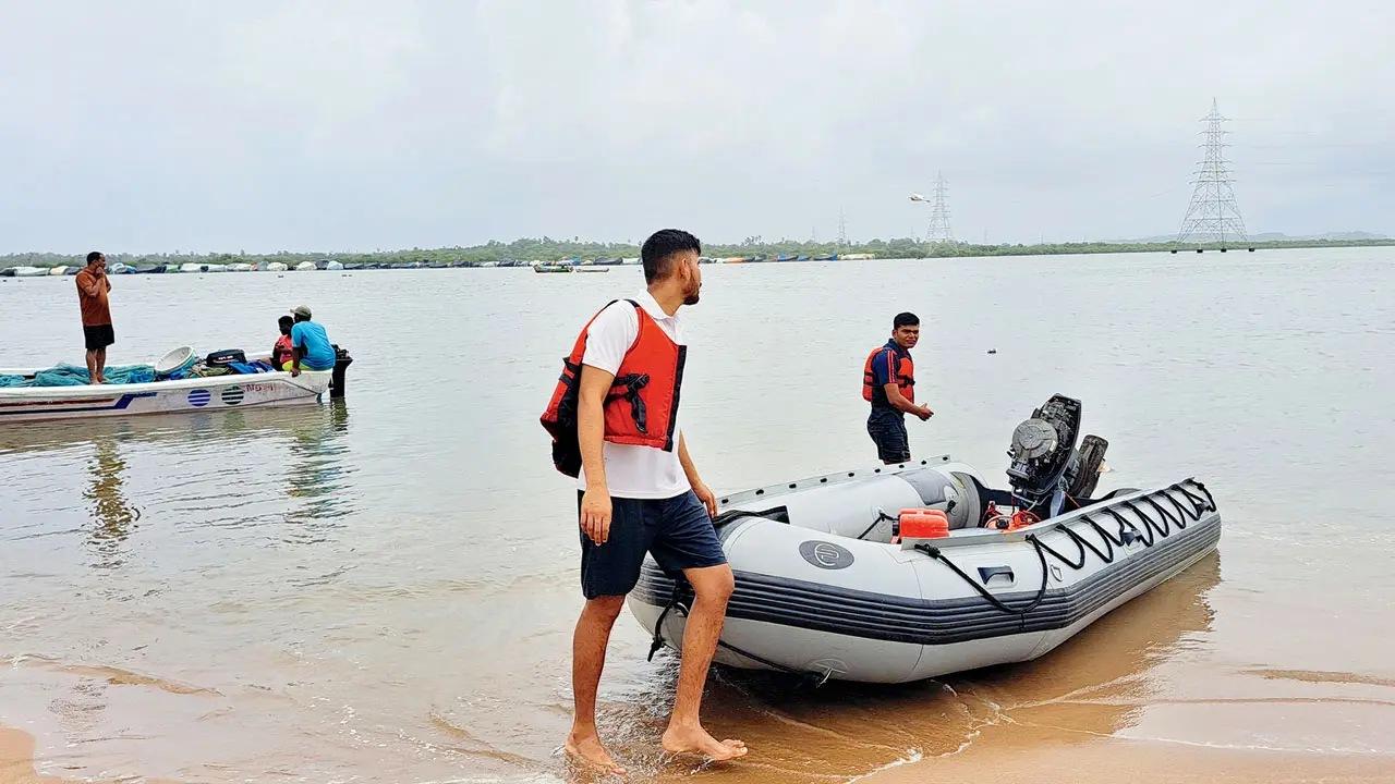 The fire brigade, police, Navy and lifeguards were searching for the missing persons, he added. 