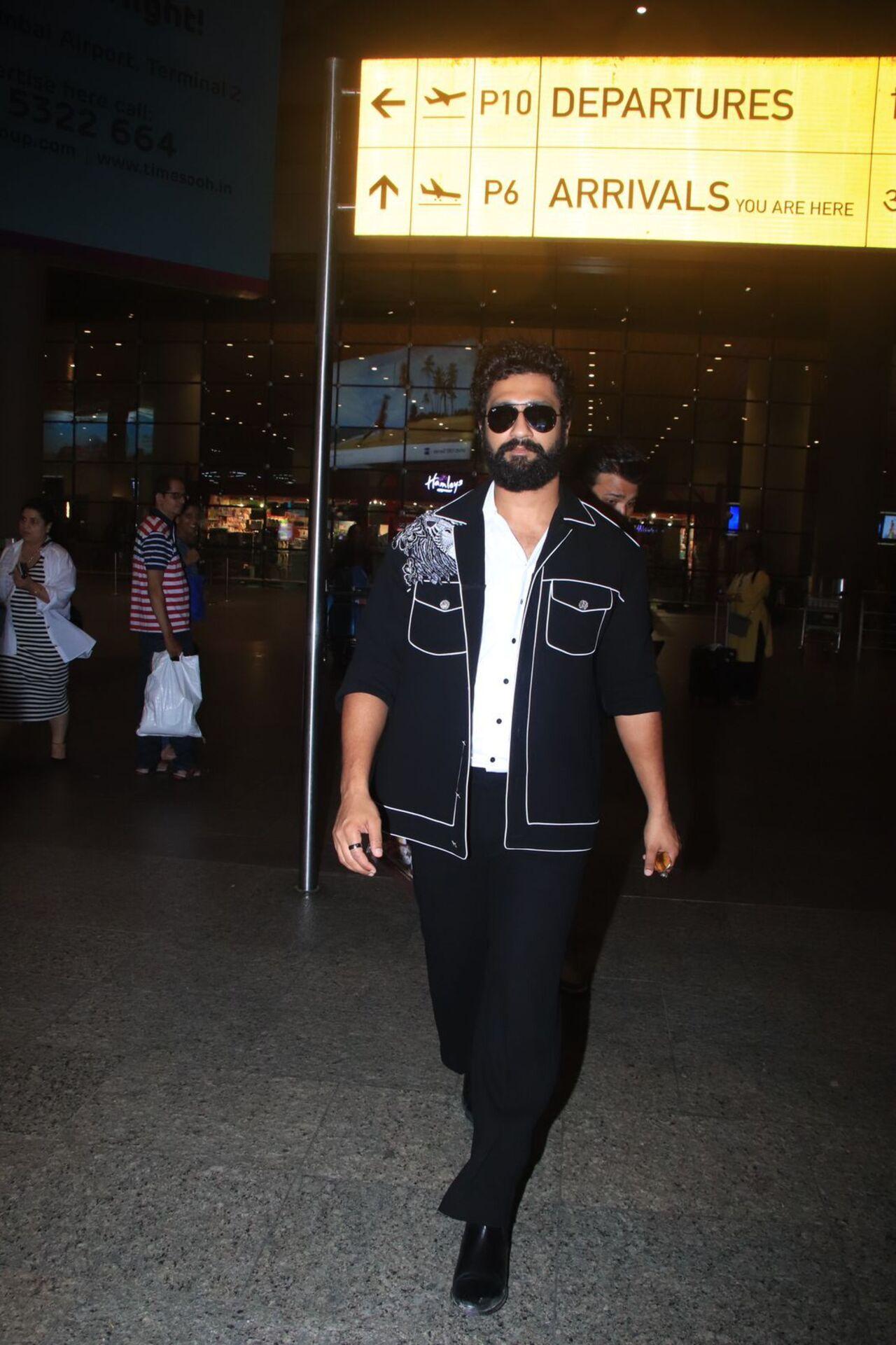 Handsome hunk Vicky Kaushal was spotted at the airport in a cool white T-shirt paired with black jeans and a matching jacket