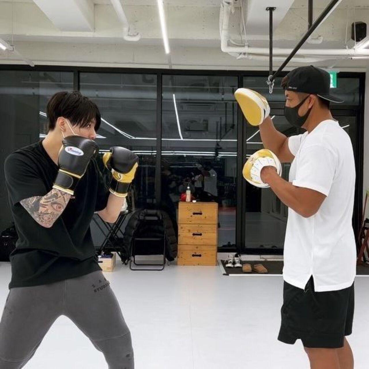 Jungkook is known to be not just a jack, but a near-master of several trades. He often devotes his leisure time to learning new sports to keep himself in shape, and has even admitted to how fitness helps him de-stress and unwind after a long day. This video of Jungkook boxing with his trainer definitely set Twitter abuzz