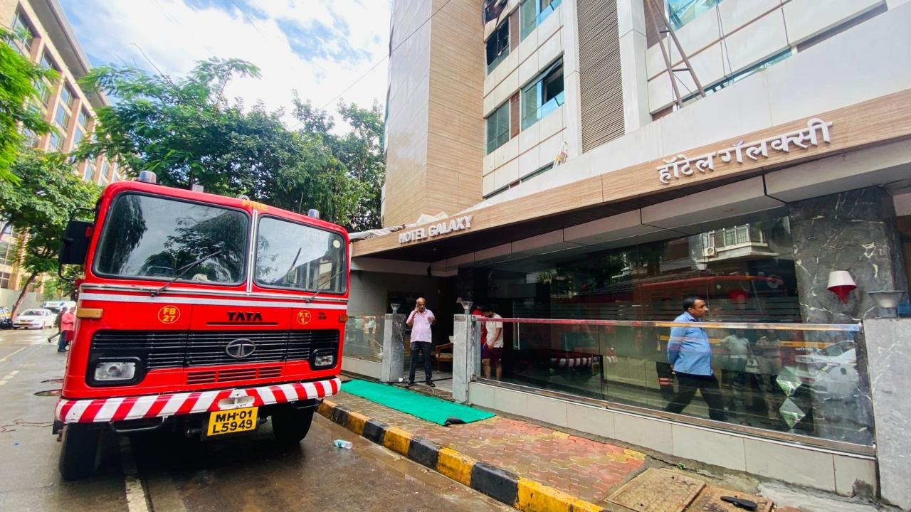 The officials said that the blaze was reported at around 1:17 pm. Following the information, the Mumbai Fire Brigade officials rushed to the spot for a fire fighting operation. The fire was declared as a 'Level-1' blaze. Along with the civic officials, Mumbai police officials were rushed to the spot