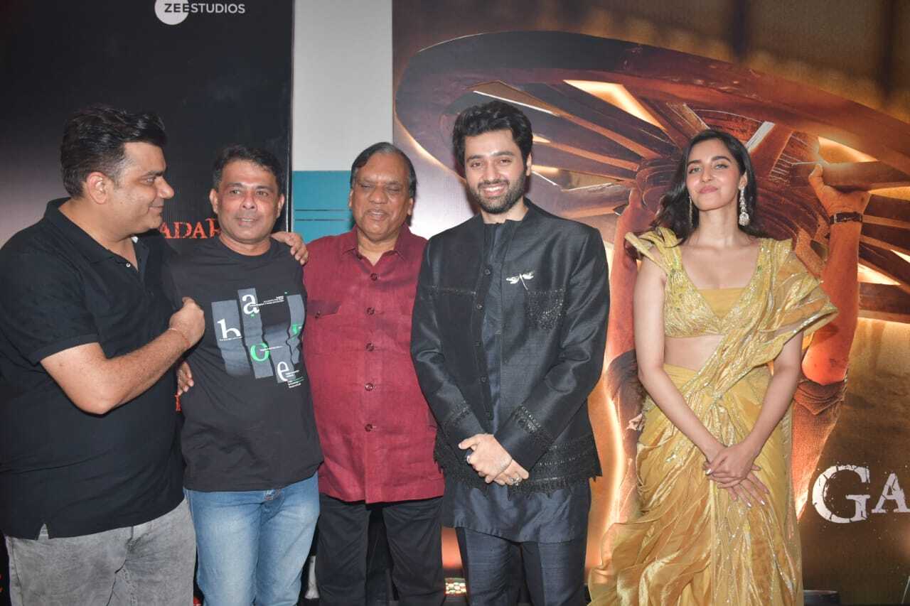 Actors Utkarsh Sharma and Simrat Kaur pose with the team 