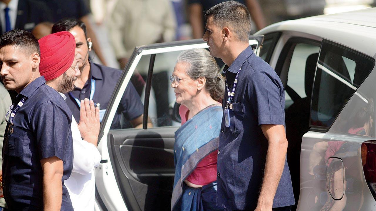 Congress leader Sonia Gandhi also arrive at the I.N.D.I.A conclave. Pics/Pradeep Dhivar