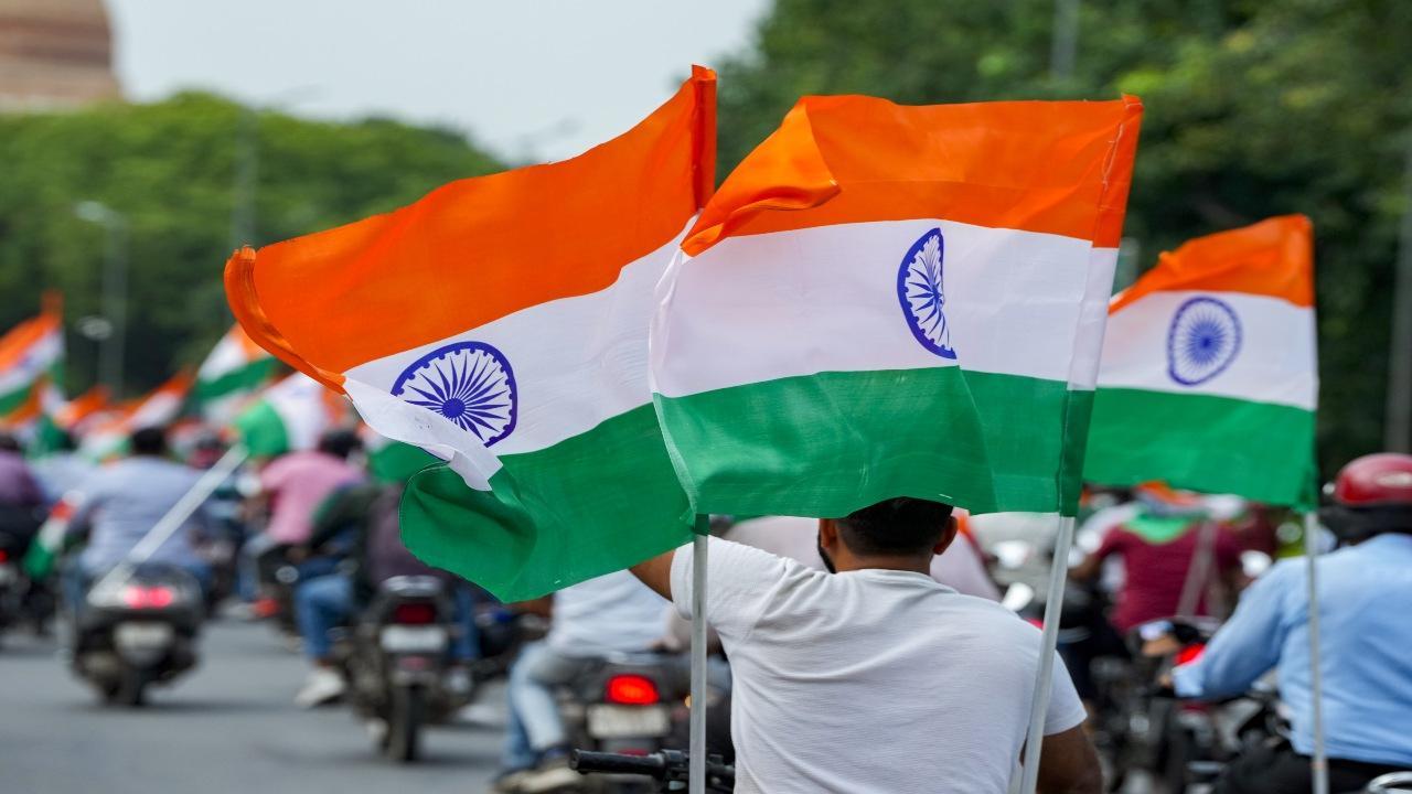 Hizbul Mujahideen militant's brother raises tricolor in Sopore town of J&K