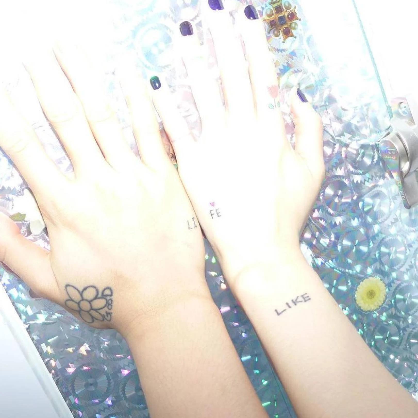 Hyuna also has a cute matching tattoo with her then-fiance Dawn-  his right hand says “LI”, while her left hand says “FE”, spelling out the word “life” when their hands are placed side-by-side