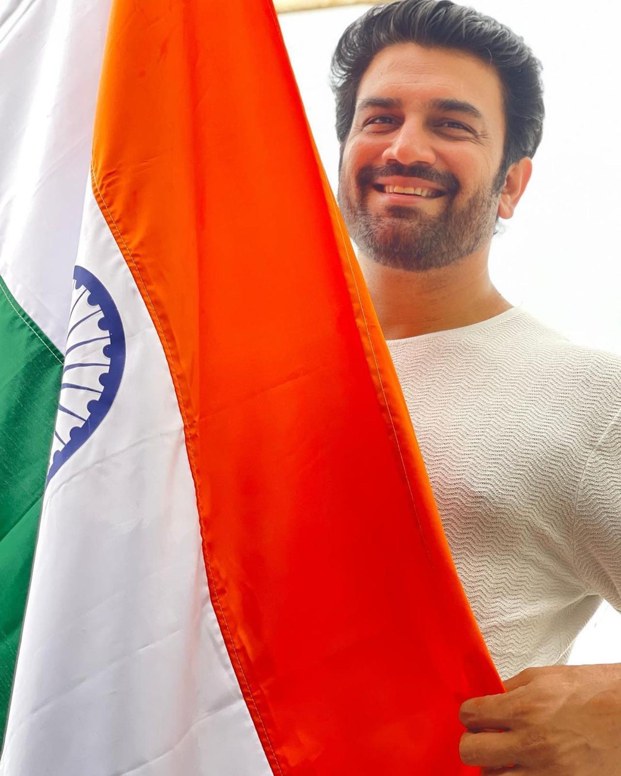 Sharad Kelkar also posted a picture of himself posing with the Indian tricolour while wishing fellow citizens