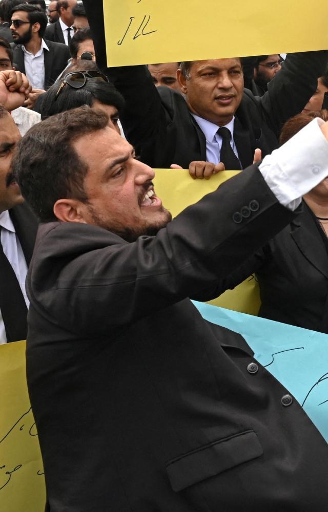Protests in Pakistan after Imran jailed