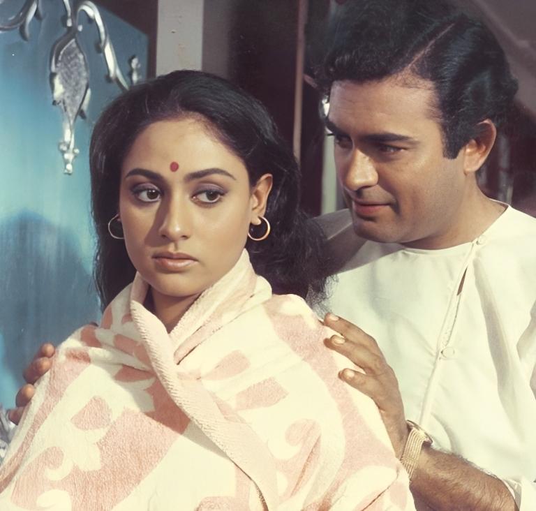 Sanjeev Kumar and Jaya Bachchan
Why they're Iconic: Their unique chemistry in films like Koshish, Anamika, and Sholay brought a different kind of romance to the screen.