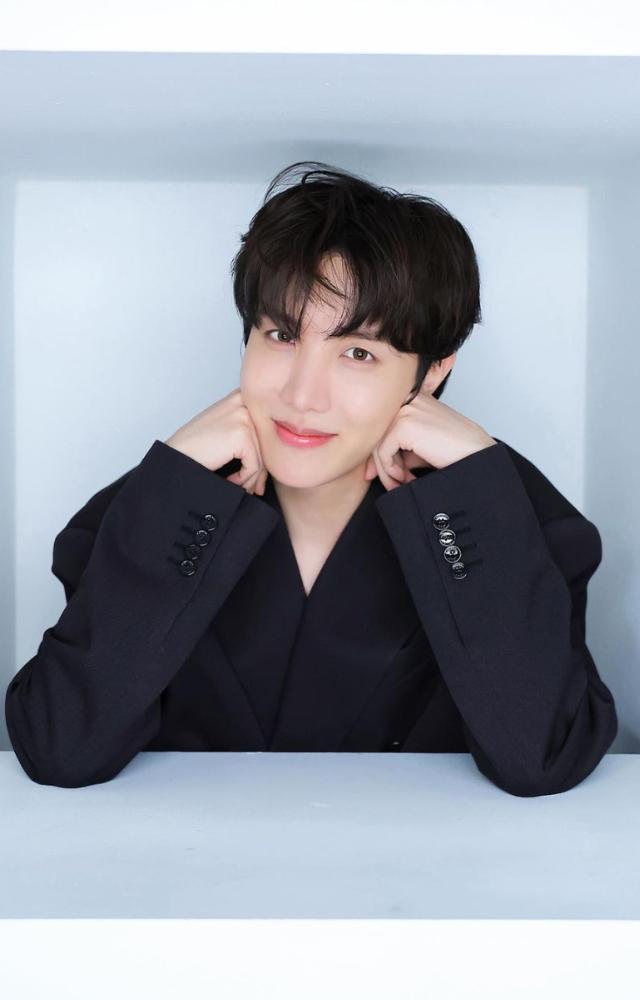 Bts jhope 2025 black hair