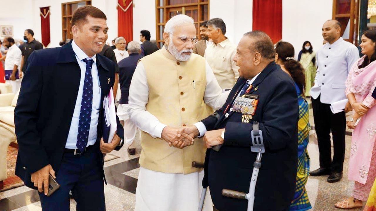 PM Narendra Modi flanked by Arjun and Murlikant Petkar