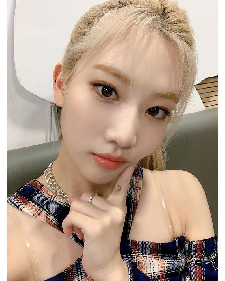 LOONA's Kim Lip
Kim Lip has an adorable crescent moon tattoo on her right index finger. While she hasn't explained what the origin story of the tattoo is, the design is beautifully places where one wears a ring. Fans are also convinved that the moon symbolism is connected to her group, LOONA
