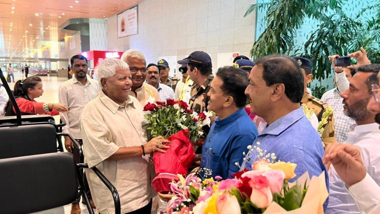Congress leaders welcome Lalu Prasad Yadav at Mumbai airport. Pics/Sanjay Nirupam's office