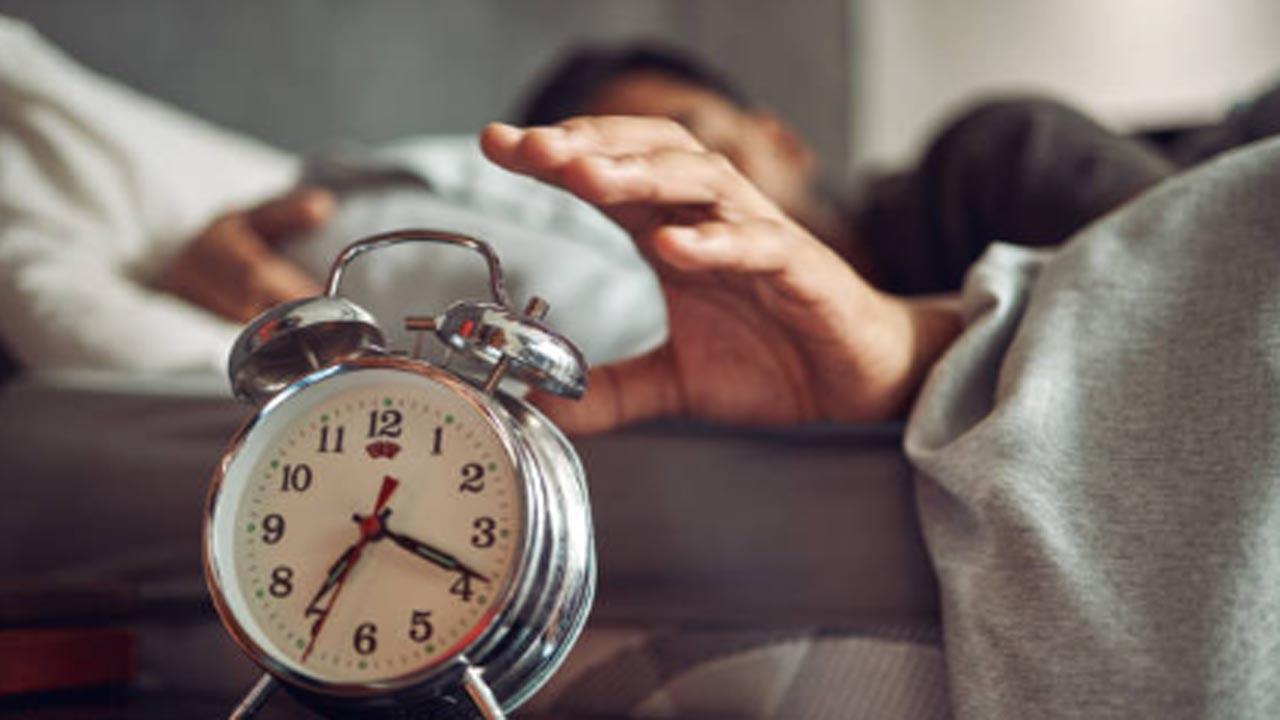 Going to bed late on weekends and waking up early on workdays may affect health